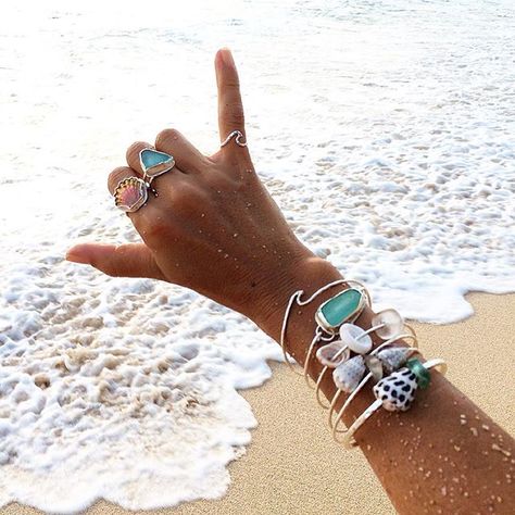 Beach Style Jewelry, Beach Outfit For Women, Waves Hairstyle, Cute Beach Outfits, Beachy Jewelry, Mermaid Bracelet, Estilo Hippie, Beach Attire, Seashell Jewelry