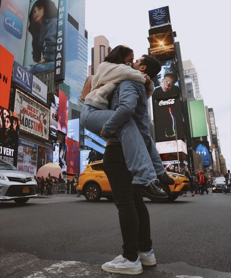 New York Christmas Couple Pictures, New York Boyfriend, Downtown Couple Photoshoot, Relationship Manifestation, New York Photo Ideas, Christmas Couple Pictures, York Outfits, New York Outfits, Couple Goal