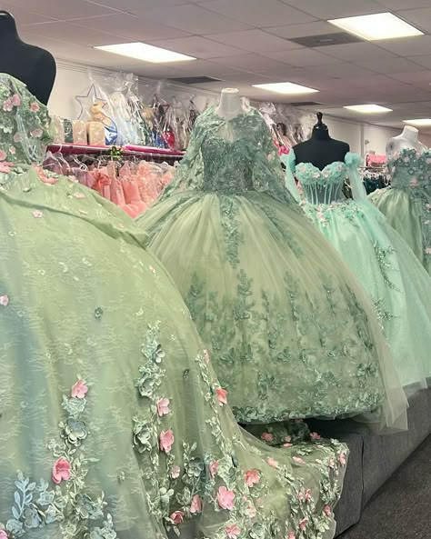 Light Green Quinceanera Dresses, Quince Decorations Ideas, Green Quince Dress, Enchanted Forest Quinceanera Theme, Green Quinceanera Theme, Princess Tiana Birthday Party, Princess Sweet 16, Sweet 15 Party Ideas Quinceanera, Quince Themes