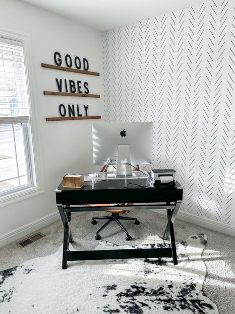 Home Office Decor For Couples, Geometric Office Design, Wallpaper For Home Office Wall, Home Office Wall Art Ideas, Fun Office Wallpaper, Cloffice Wallpaper, Office Ideas Wallpaper, Realtor Home Office Ideas, Cute Home Office Ideas Small Spaces