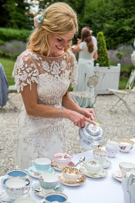 Afternoon Tea Ideas Wedding, High Tea Wedding Ideas, Garden Tea Wedding, Tea Party Wedding Cake, Afternoon Tea Attire, Vintage Tea Party Wedding, Wedding Tea Station, Tea Party Wedding Theme, Afternoon Tea Wedding Reception