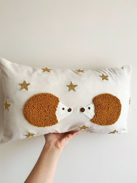 Modern Decorative Pillows, Patchwork Diy, Lace Pillow, Patchwork Clothes, Baby Hedgehog, Quilt Square Patterns, Crazy Patchwork, Punch Needle Patterns, Stars Pattern