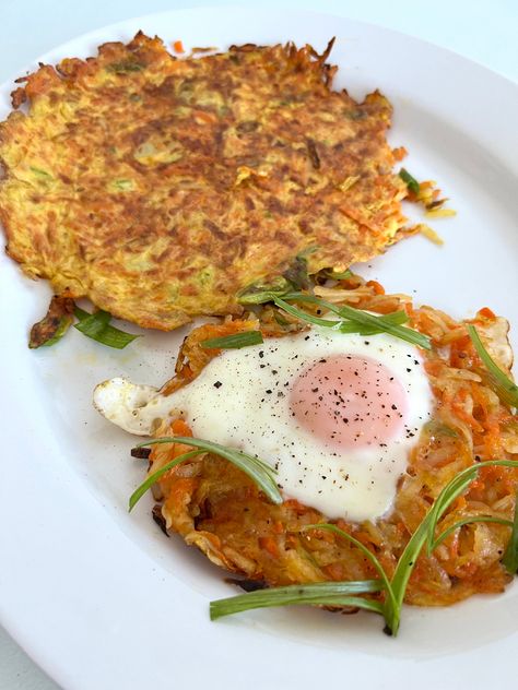 Potato carrot zucchini pancake with egg 🍳 it’s kinda like a rosti… Kinda like a hash brown but better!  🌸Ingredients: - potato - carrots  - zucchini  - tapioca or corn starch  - green onions  - 2 eggs  - salt - garlic powder  - white pepper  🌸Instructions:  1. Shred potatoes, rinse off the starch and dry well  2. Shred carrots and zuchinni and dry well  3. Mix together with an egg, salt, white pepper, garlic powder, chopped green onion and some tapioca starch or corn starch  4. Pan fry it wit Zucchini Pancake, Carrot Zucchini, Europe Food, Zucchini Pancakes, Shredded Potatoes, Pan Fry, Tapioca Starch, Tasty Breakfast, Hash Brown