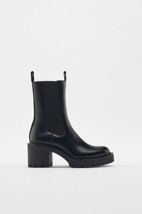 Flat Chelsea Boots, Heeled Chelsea Boots, Chelsea Ankle Boots, Synthetic Rubber, Box Pleats, Ribbed Sweater, Heeled Ankle Boots, Rubber Rain Boots, Chelsea Boots