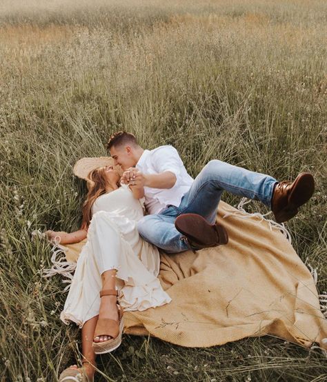 Field Photo Shoot, Engagement Photo Shoot Outfits, Carlin Stewart, Couples Outfit Ideas, Outfit Ideas Jeans, Picnic Engagement Photos, Boho Engagement Photos, Field Engagement Photos, Engagement Shoot Outfit