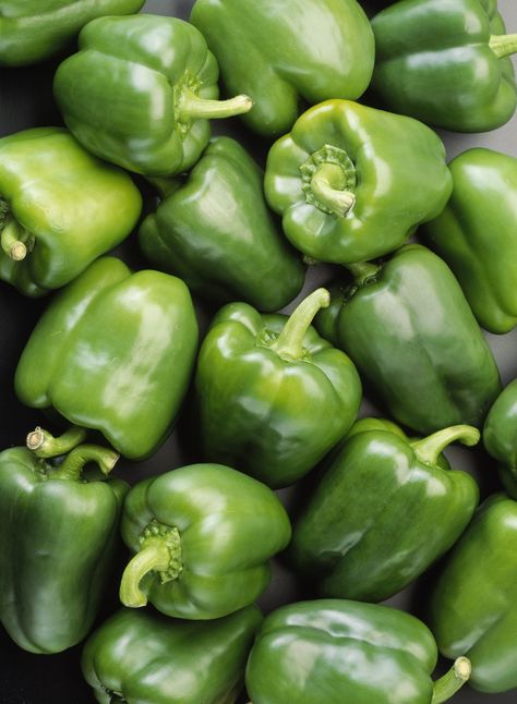 Green bell pepper Growing Sweet Peppers, Healthy Pepper Steak Recipe, Fruits And Vegetables Images, Vegetables Pictures, Farming Garden, Poblano Chili, Vitamin C Foods, Fruits And Vegetables Pictures, Braised Kale