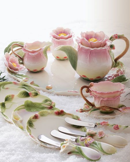 Tea time طقم شاي, Desain Pantry, Tea Cups And Saucers, Teapots And Cups, Rose Tea, Tee Set, Chocolate Pots, Cups And Saucers, Tea Service