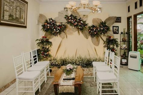 Wedding Decorations Indoor Simple, Javanese Engagement, Wedding Decorations Indoor, Foto Pertunangan, Nikah Decor, Wedding Stage Backdrop, Unexpected Love, Wedding Background Decoration, Romantic Outdoor Wedding