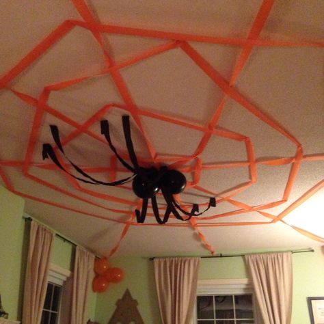 Streamer Spider Web, Spider Themed Party, Halloween Streamer Ideas, Halloween Photobooth, Halloween Streamers, Festa Hotel Transylvania, Halloween Food Decorations, Diy Spider, Halloween Activities Preschool