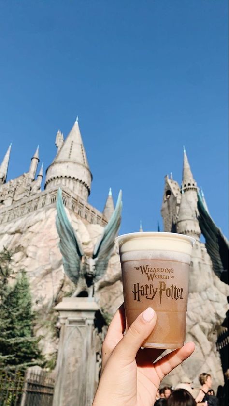 #butterbeer #hogwarts #universalstudios #hollywood #castle #aesthetic #drink #vsco #harrypotter #losangeles #california Butter Beer Harry Potter, Harry Potter Beer, Harry Potter Butter Beer, Butter Beer, Wizarding World Of Harry Potter, Harry Potter World, Wizarding World, Harry Potter, Beer