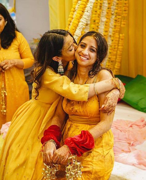 Haldi Captions, Himadri Patel, Haldi Photoshoot Poses, Haldi Photography Ideas, Haldi Poses For Bride, Photos With Bridesmaids, Poses For Bride, Haldi Photoshoot, Haldi Ceremony Outfit