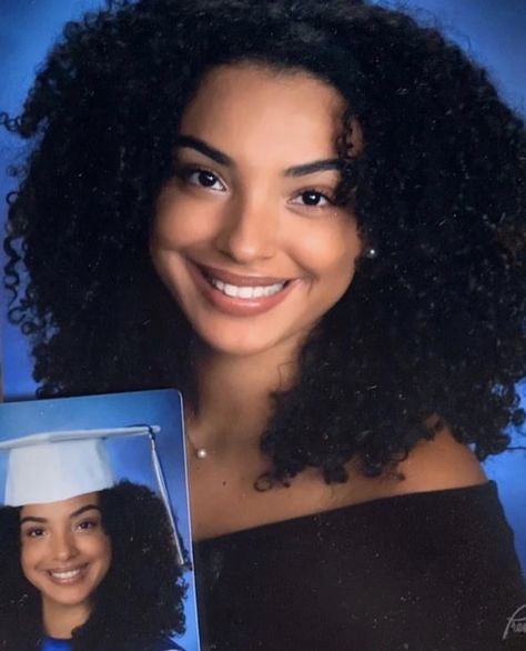 Curly Hair Graduation Pictures, Senior Heads, Senior Portraits Yearbook Makeup, Natalia Core, Senior Portraits Yearbook, Senior Pictures Yearbook, Graduation Aesthetic, Senior Pictures Hairstyles, Graduation Hairstyles With Cap