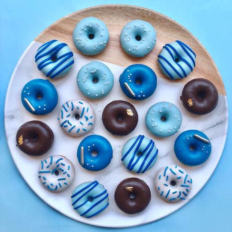 Instagram: ohlalamacaronspv blue mini donuts #minidonuts #minidonut #minidonas #minidona #bluedonuts Blue Donuts With Sprinkles, Mini Donut Name Ideas, Blue Donut Cake, Donut Ideas Decoration, Mini Doughnut Ideas, Mini Donuts Decoration, Mini Donuts Ideas, Mini Donut Recipe, Donuts Design