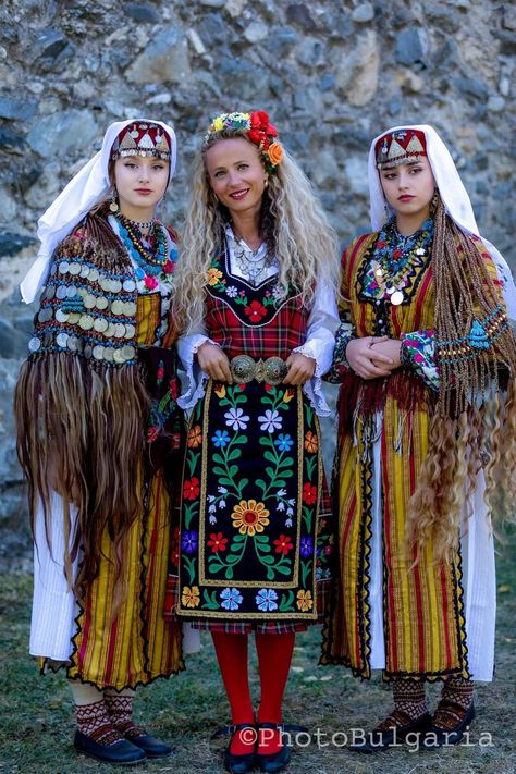 German Traditional Clothing, Czech Style, Bulgarian Women, Bulgarian Culture, Slavic Clothing, Europe Culture, European People, Bulgarian Clothing, Traditional Hairstyle