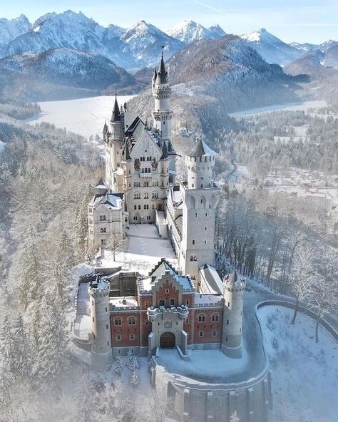 Castle Neuschwanstein, Humanity Video, Architecture Castle, Falling Water, European Castles, Video Movie, Neuschwanstein Castle, Movie Streaming, Winter's Tale