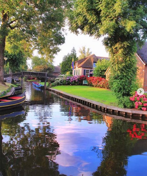 Giethoorn Netherlands, Netherlands Travel, Beautiful Places Nature, Beautiful Places To Travel, Beautiful Places To Visit, Travel Insurance, Nature Travel, Nature Pictures, Beautiful World