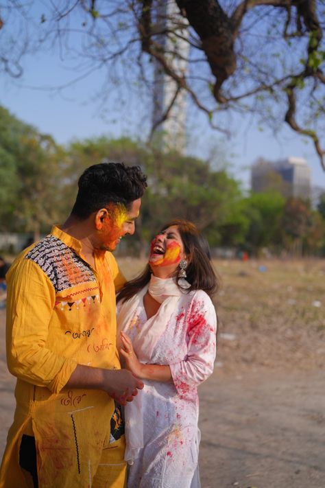 Holi Couple Shoot Poses Couple Holi Pictures, Holi Pose Ideas Couple, Holi Cupal Pic, Holi Poses For Couple, Holi Photoshoot Ideas Couple, Couple Holi Photos, Indian Couple Holi Aesthetic, Holi Pictures Photography, Holi Couple Photoshoot