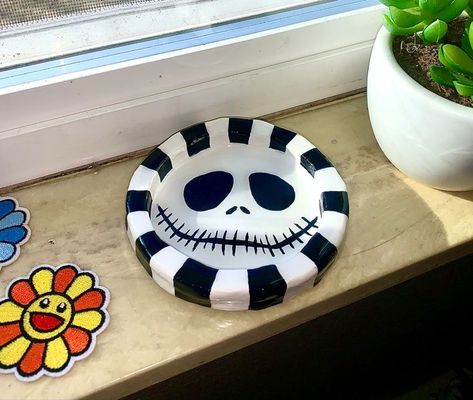 Halloween Ashtray Clay, Coraline Ashtray, Air Dry Clay Ash Tray Diy, Clay Art Ashtray, Ash Tray Clay Ideas, Air Dry Clay Ashtray Ideas, Clay Crafts Halloween, Halloween Air Dry Clay Ideas, Air Dry Clay Ashtray Diy