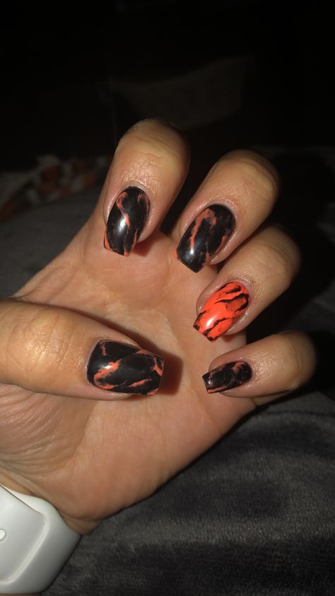 Horror Nails Halloween Short, Bike Nails Design, Orange And Black Nails Halloween, Halloween Marble Nails, Orange And Black Ombre Nails, Bengals Nails, Halloween Nails Black And Orange, Black Orange Nails, Orange And Black Nail Designs