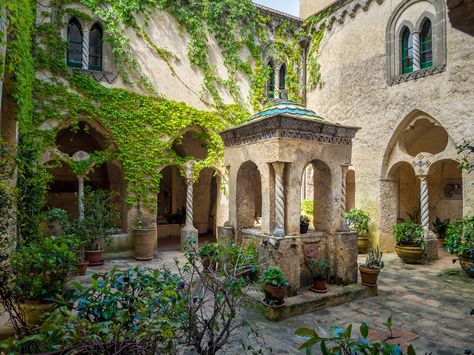 Villa Cimbrone Courtyard and Well, Ravello Villa Cimbrone, Backyard Inspiration, Italy Photo, Outdoor Inspirations, Beautiful Architecture, Beautiful Buildings, Pretty Places, Fantasy Landscape, Dream Home Design