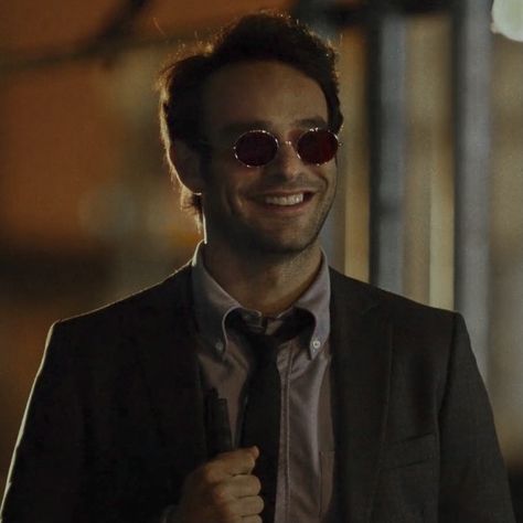 Daredevil Season 1, Charlie Cox, Matt Murdock, Black Color Hairstyles, Color Hairstyles, Hairstyles Black, Beauty Trends, World Of Fashion, Black Hair