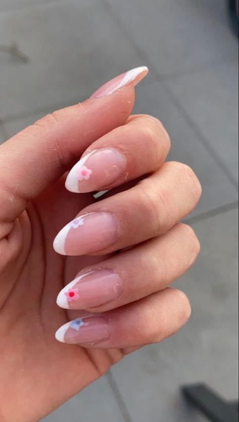 Nails with french til and flowers French Tip Flower, French Tip With Flowers, Almond Flower, Black French Tips, White French Tip, Cute Nail, Almond Acrylic Nails, Cute Gel Nails, Nails 2024