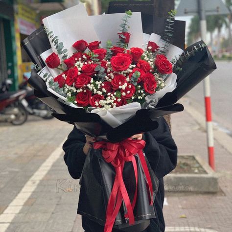 Black Bouquet, Graduation Flowers, Diy Bouquet Wrap, Red Bouquet, Flower Bouquet Diy, Flower Box Gift, Red Rose Bouquet, Art Appliqué, Flower Bucket