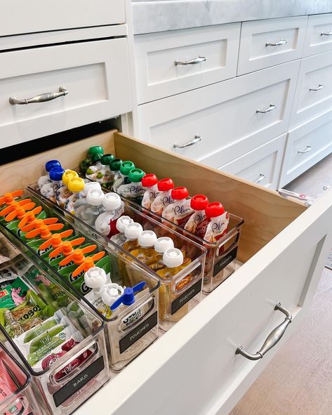 Drawer Organisation, Storage Kitchen Cabinets, Snack Cabinet, Organized Drawers, Space Snacks, Snack Stash, Kitchen Cabinets Modern, Snack Drawer, Cupboard Organization