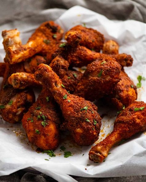 Pile of Crispy Baked Chicken Drumsticks Crispy Baked Chicken Drumsticks, Chicken Lollipop, Lollipop Recipe, Chicken Lollipops, Baked Chicken Drumsticks, Spicy Appetizers, Drumstick Recipes, Chicken Drumstick Recipes, Chicken Appetizers