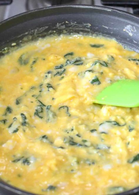 Believe it or not, these Scrambled Eggs with Spinach are a kid favorite! Scrambled Eggs Healthy, Poached Eggs Breakfast, Figs Breakfast, Spinach And Eggs Breakfast, Easy Scrambled Eggs, Eggs With Spinach, Breakfast Eggs Scrambled, Cheesy Scrambled Eggs, Cottage Cheese Breakfast