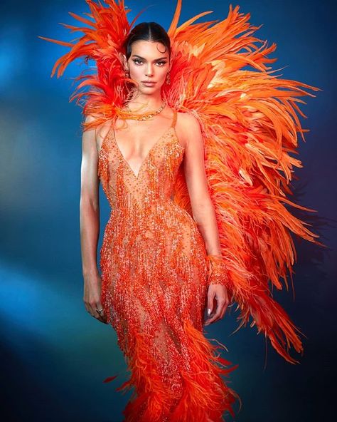 Kendall Jenner’s Met Gala gown is paired with an orange-tone feather trim created by attaching the plumes to the dress one by one by hand. Kylie Jenner Outfits Casual, Kendall Jenner Met Gala, Looks Kylie Jenner, Met Gala Outfits, Robert Kardashian, Atelier Versace, Kendall Jenner Outfits, Jenner Outfits, Teen Choice Awards