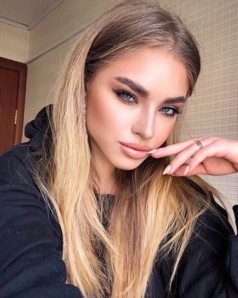 Paco_Rabanova on Instagram: “🤘🏾” Eyebrows Blonde Hair, Blonde Hair Black Eyebrows, Pretty Eyebrows, Lashes And Eyeliner, Eyebrows Blonde, Black Eyebrows, Blonde Hairstyle, Woman Photo, Love Girl