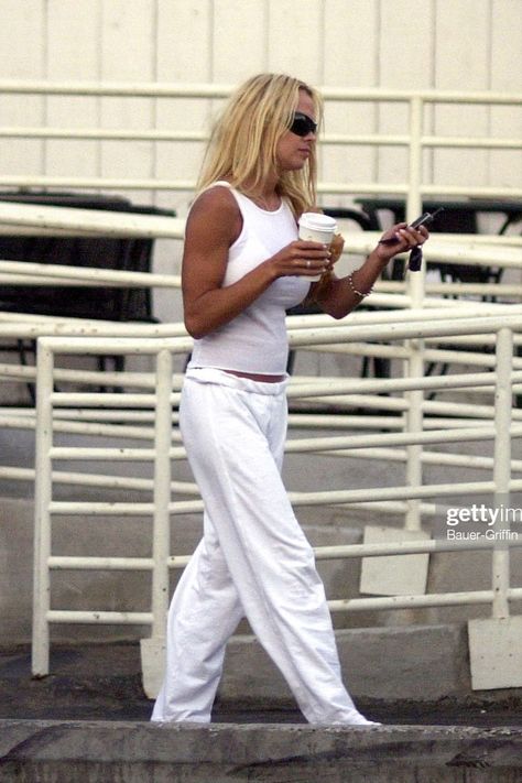 Pamela Anderson Street Style, Pam Anderson Outfits, Pamela Anderson 90s Style, Pammy Anderson, Pamela Andersen, Pam Anderson, 00s Style, Pam And Tommy, Bella Hadid Outfits