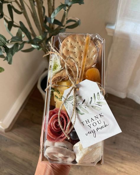 Charcuterie Gift Box, Charcuterie Appetizers, Cheeseboard Gift, Wedding Snacks, Charcuterie Gifts, Store Snacks, Cheese Box, Charcuterie Inspiration, Snack Board