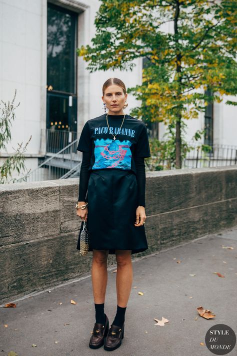 Paris SS 2020 Street Style: Dree Hemingway - STYLE DU MONDE | Street Style Street Fashion Photos Dree Hemingway Layering Outfits Dress, Style Essence, Dree Hemingway, 2020 Street Style, Fashion Paris, Outfit Vintage, Moda Paris, Cooler Look, Looks Street Style