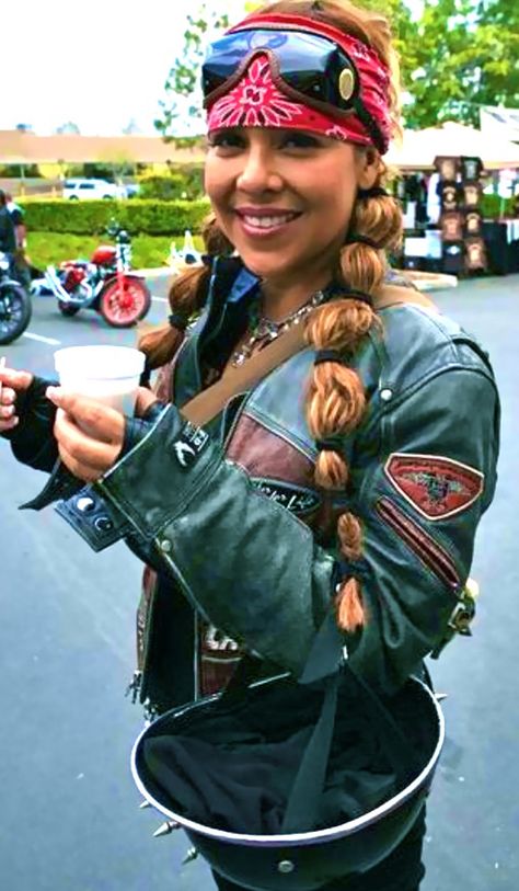 Simple Outfits Hijab, Motorcycle Hairstyles, Biker Girl Outfits, Helmet Hair, Outfits Hijab, Lady Riders, Biker Chic, Corset Bustier, Bandana Hairstyles