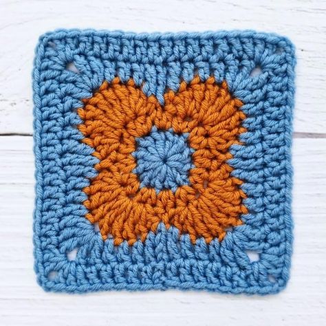 How to Crochet a Retro Flower Granny Square with this easy step-by-step video tutorial. ensuring that you grasp each stitch technique. Granny Square Flower Tutorial, 2 Colour Granny Square, Retro Flower Granny Square, Retro Flower Crochet, Flower Crochet Granny Square, Crochet Granny Square Flower, African Flower Granny Square, Crochet Flower Granny Square, Retro Granny Square