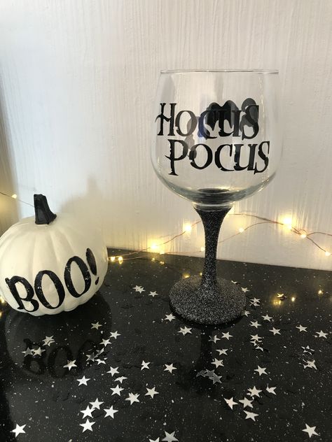 Halloween Gin glass Hocus Pocus Cricut Halloween Wine Glasses, Spooky Wine Glass Painting, Hocus Pocus Wine Glasses, Witch Wine Glasses, Halloween Peekaboo Wine Glasses, Halloween Hocus Pocus, Vinyl Decoration, Handmade Personalized Gifts, Glitter Wine