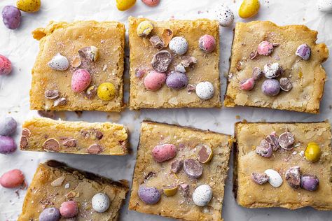 Mini Egg Blondies, Easy Easter Baking, Blondies Gluten Free, Blondies Recipe Easy, Mini Eggs Cookies, No Egg Cookies, Gluten Free Egg Free, Mini Egg, Blondies Recipe