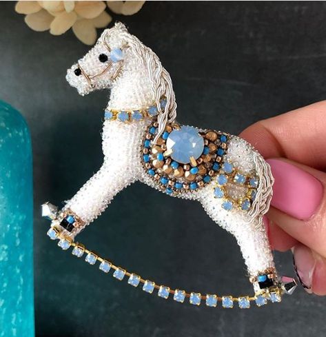 Horse Brooch, Tassel Crafts, Beaded Jewelry Earrings, Clothes Embroidery Diy, Christmas Embroidery Patterns, Tambour Embroidery, Brooch Diy, Beaded Christmas Ornaments, Embroidery On Clothes