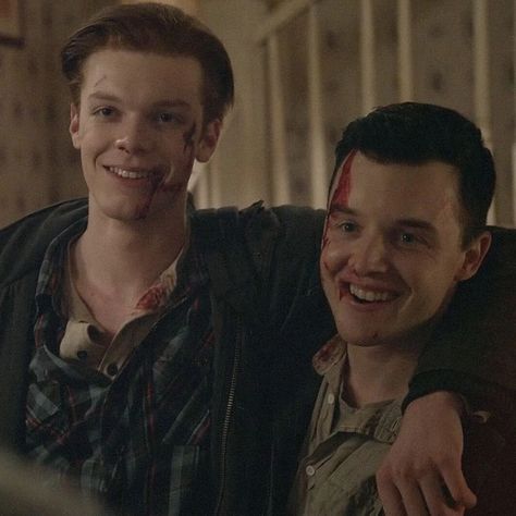 Shameless Gallavich, Shameless Scenes, Shameless Mickey And Ian, Shameless Characters, Ian Shameless, Shameless Tv Show, Mickey And Ian, Noel Fisher, Ian And Mickey