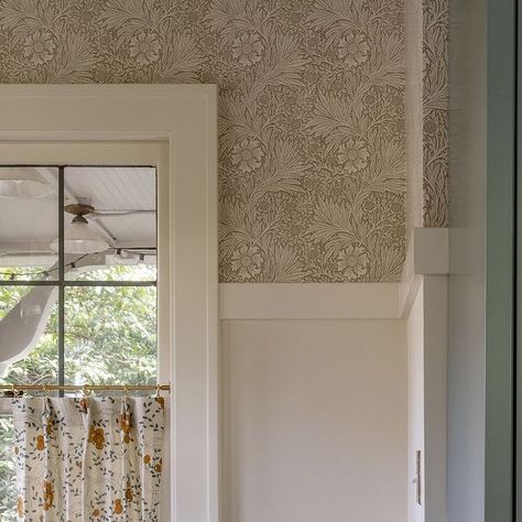 Lauren Caron on Instagram: "This corner of the breakfast nook in our Dutch colonial revival kitchen project came in at the top for favorite images last year. I guess everyone just loves the idea of a cozy spot to sit and drink you tea or coffee. #studiolaloc #studiolalocinteriors #dutchcolonialkitchenproject #oldhomelove #kitchendesign" English Curtains, Colonial Revival Kitchen, Dutch Colonial Revival, Kitchen Dining Nook, Built In Bench Seating, Curtains Style, Breakfast Rooms, English Country Style, Charming Kitchen