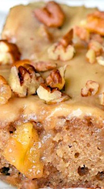 Caramel Apple Sheet Cake Caramel Apple Sheet Cake Recipe, Caramel Apple Sheet Cake, Apple Sheet Cake Recipe, Apple Sheet Cake, Sweet Tooth Snacks, Apple Dessert Recipes Easy, Salted Caramel Recipes, Spiced Cake, Pumpkin Sheet Cake