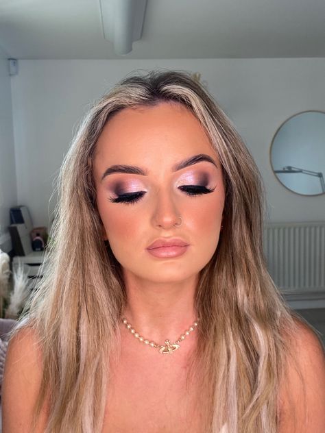 Hint of pink smokey eye🌸 Light Pink Smokey Eye, Smoky Pink Eye Makeup, Smokey Pink Eye Makeup, Pink Dress Makeup, Pink Smokey Eye Makeup, Smokey Eyeshadow Looks, Grey Smokey Eye, Vegas Makeup, Pink Smokey Eye