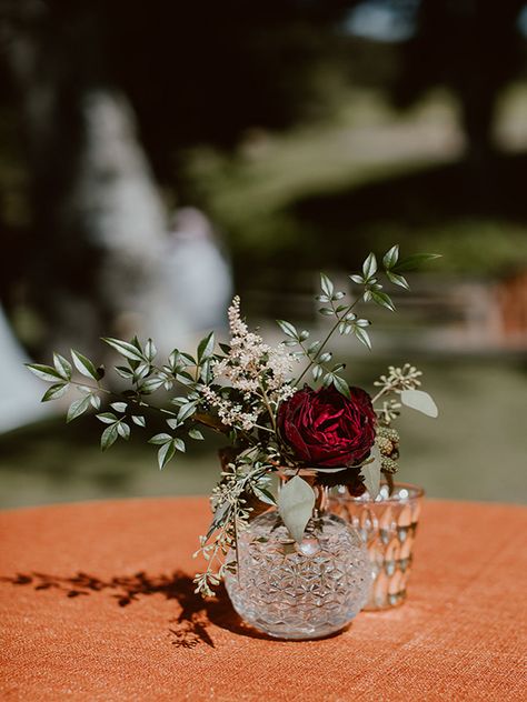 Maroon And Green Wedding Decorations, Christmas Bud Vase Ideas, Winter Wedding Bud Vases, Winter Bud Vases, Burgundy Bud Vases, Christmas Bud Vases, Speakeasy Wedding Decor, Fake Flower Centerpieces, Breakfast Event