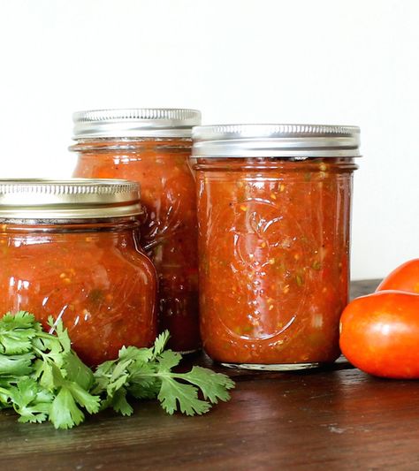 Salsa Canning Recipes, Roasted Salsa, Salsa Guacamole, Salsa Sauce, Canning Recipe, Hot Salsa, Cowboy Caviar, Summer Tomato, Home Canning