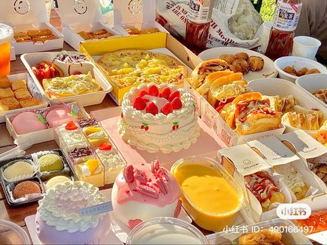 Anime Picnic Food, Anime Picnic, Picnic Date Food, Picnic Desserts, Picnic Aesthetic, Bistro Food, Foods And Drinks, Picnic Ideas, Healthy Lifestyle Food