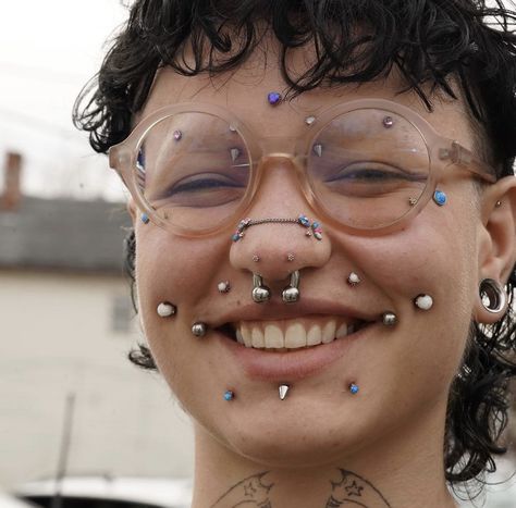 Dimple Piercing, Bridge Piercing, Face Piercings, Piercings For Girls, Cool Piercings, Facial Piercings, Piercings Unique, Eyebrow Piercing, Afro Punk