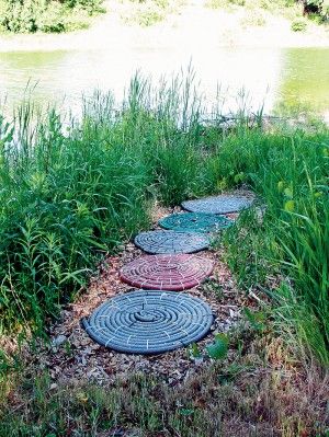 Garden Hose Stepping Stones Recycled Garden Hose, Gardening Crafts, Potting Benches, Old Garden, Summer Diy Projects, Upcycle Garden, Garden Hoses, Recycled Garden, Gardening Plants