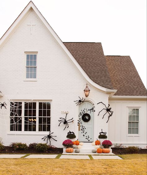 Halloween Decor Diy, Style Me Pretty Living, Casa Halloween, Adornos Halloween, Halloween Front Porch, Halloween Tattoo, Halloween Porch, Fall Halloween Decor, Halloween Deco